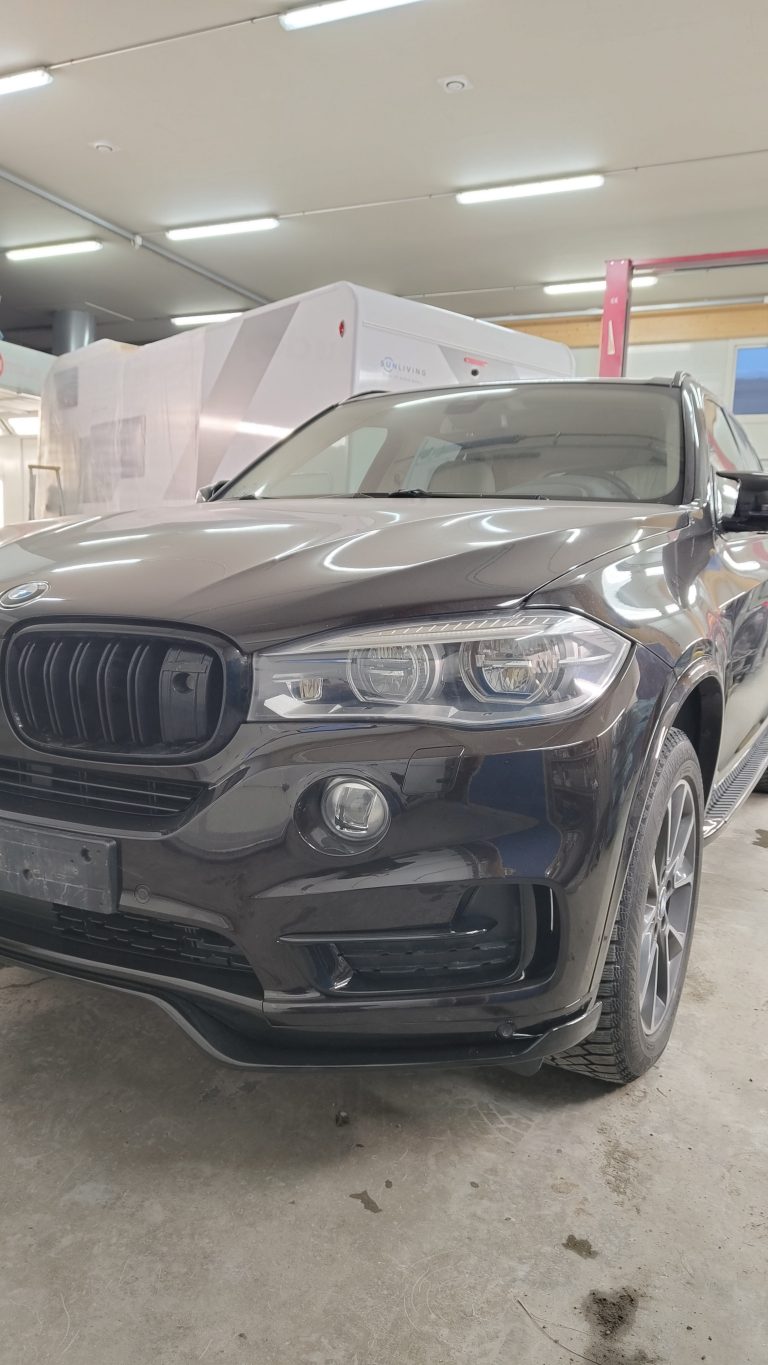 Raekuuro teki autoon lommoja – voidaanko vaurio oikaista ilman maalausta?